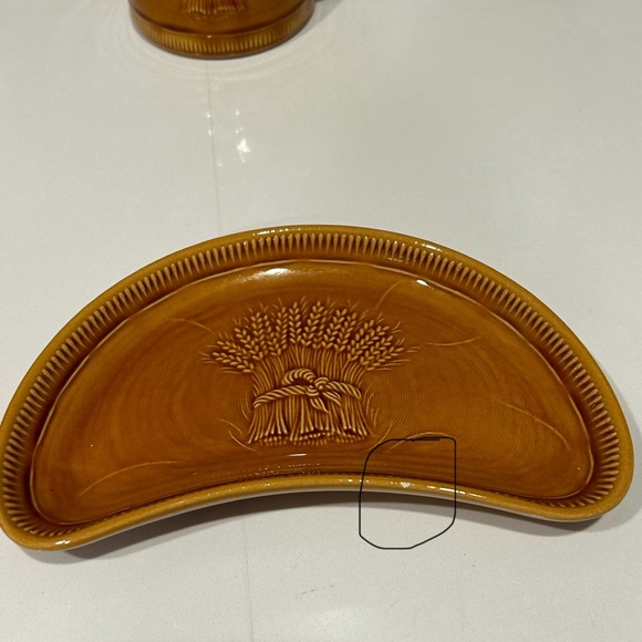 1 pitcher 1 plate Franciscan Wheat Pottery.Plate has a small chip. See picture. - Picture 3 of 3